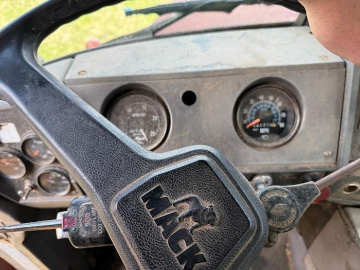 1991-mack-dm690s-image-18