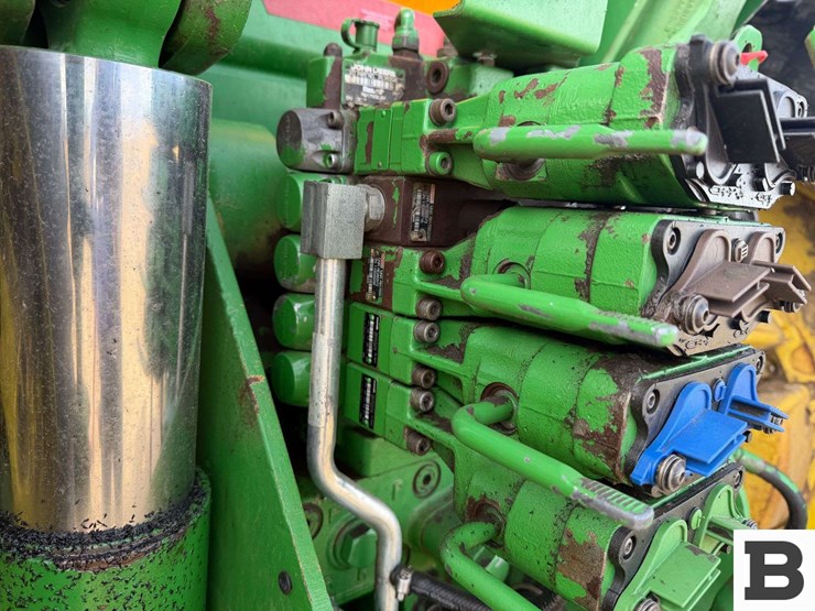 2014-john-deere-8295r-image-31