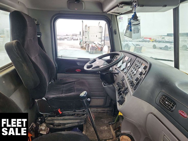 2015-peterbilt-367-image-19