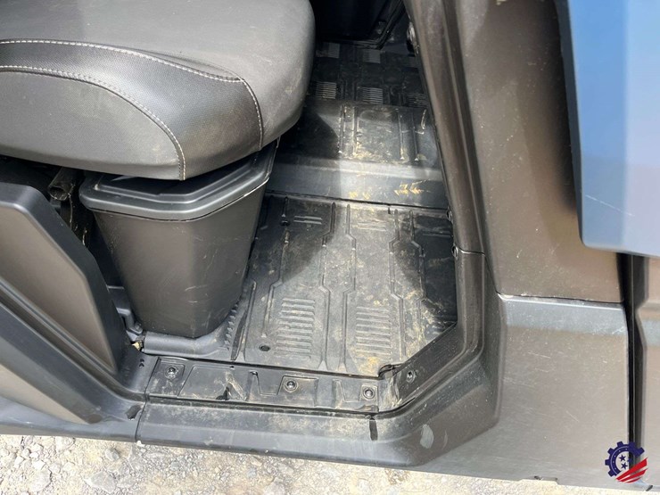 2026-can-am-defender-limited-hd11-triple-image-85