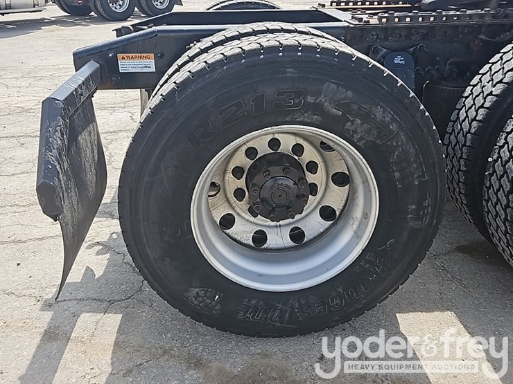 2017-freightliner-cascadia-113-image-16