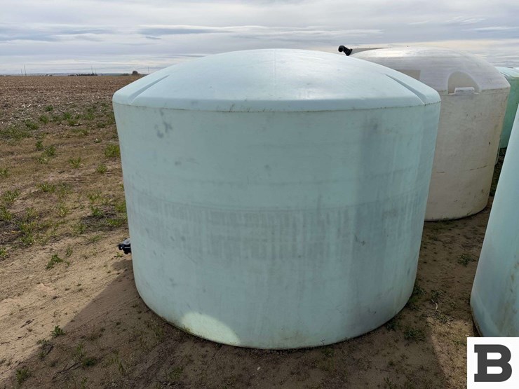 1550-gallon-round-poly-fertilizer-tank-image-4