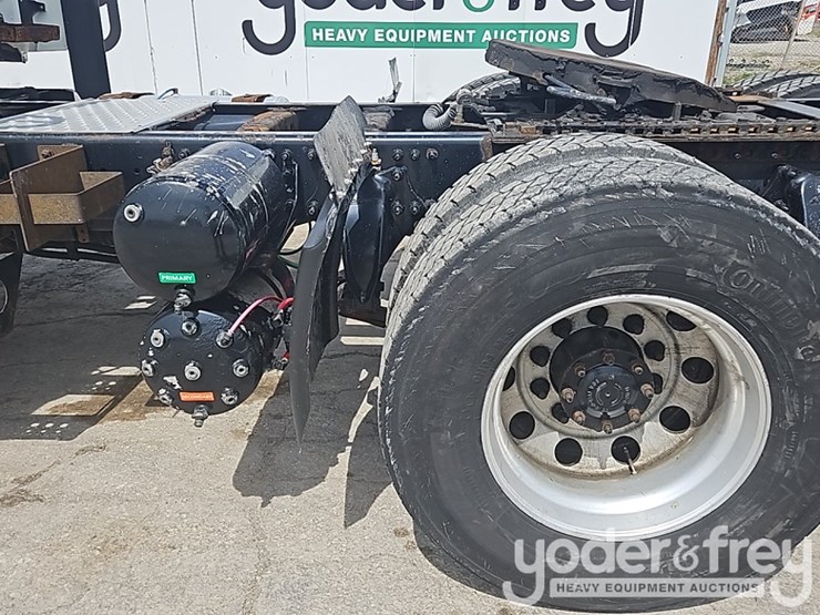 2017-freightliner-cascadia-113-image-12