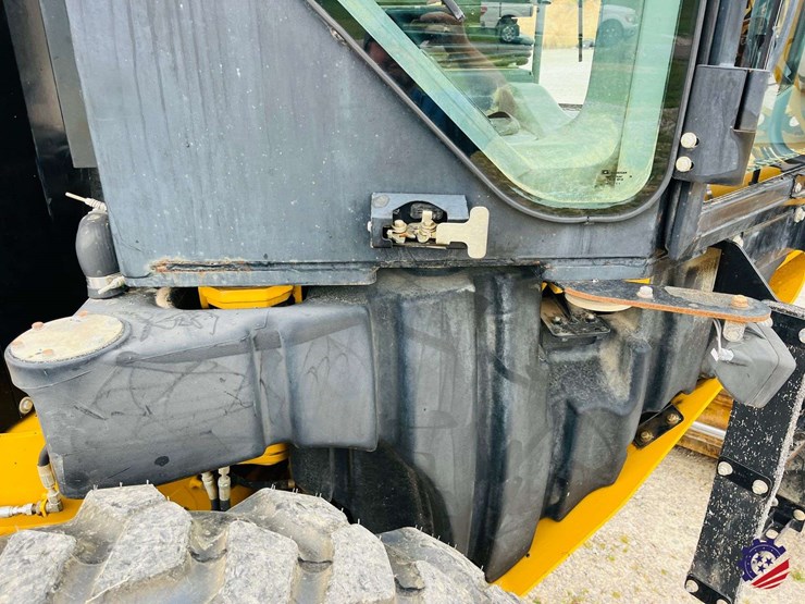 2010-caterpillar-120m-image-81