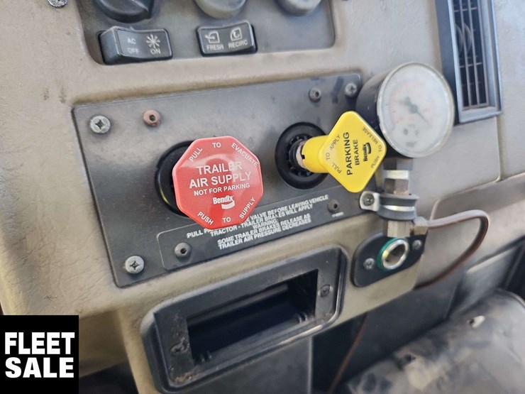 2004-peterbilt-330-image-15