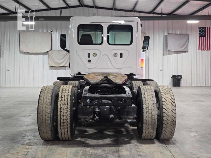 2020-freightliner-cascadia-126-image-8