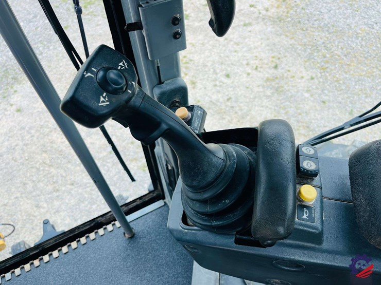 2010-caterpillar-120m-image-140