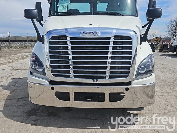 2017-freightliner-cascadia-113-image-24