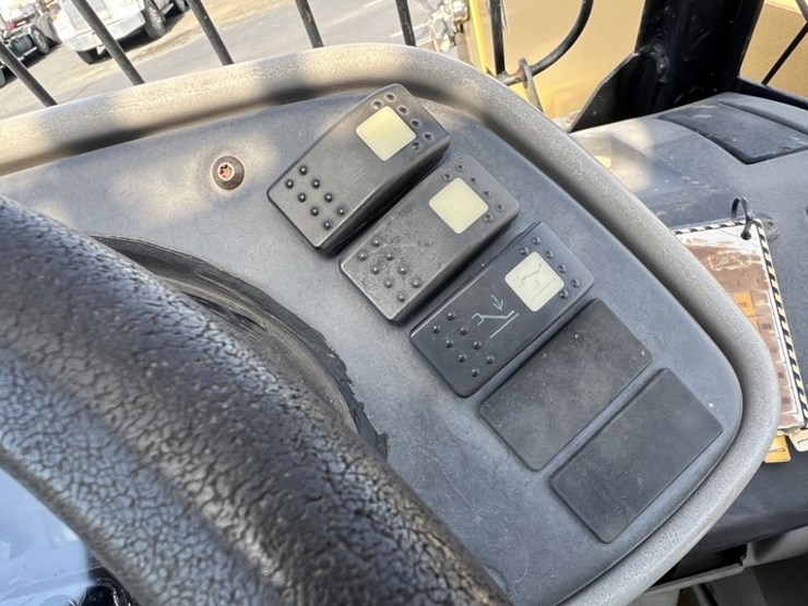 2013-caterpillar-th560b-image-27