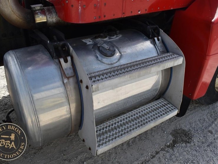 2005-peterbilt-385-image-30