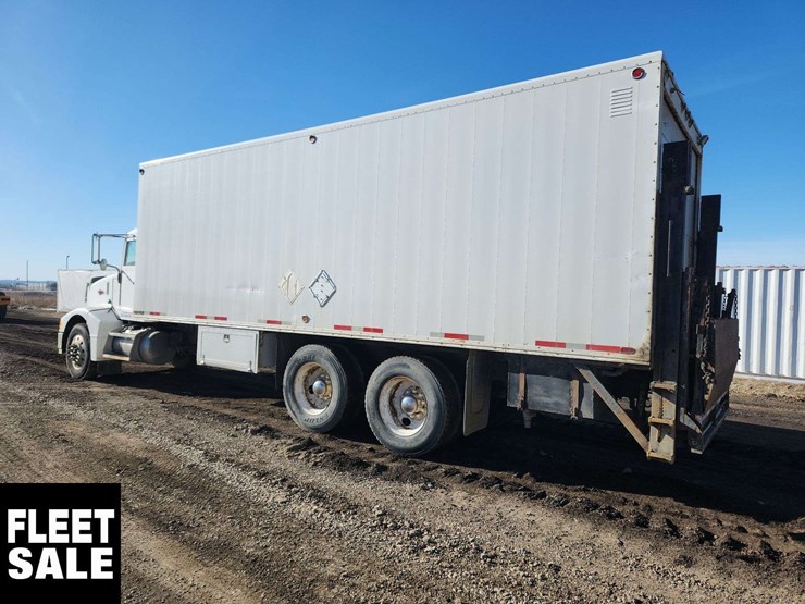 2005-peterbilt-385-image-3