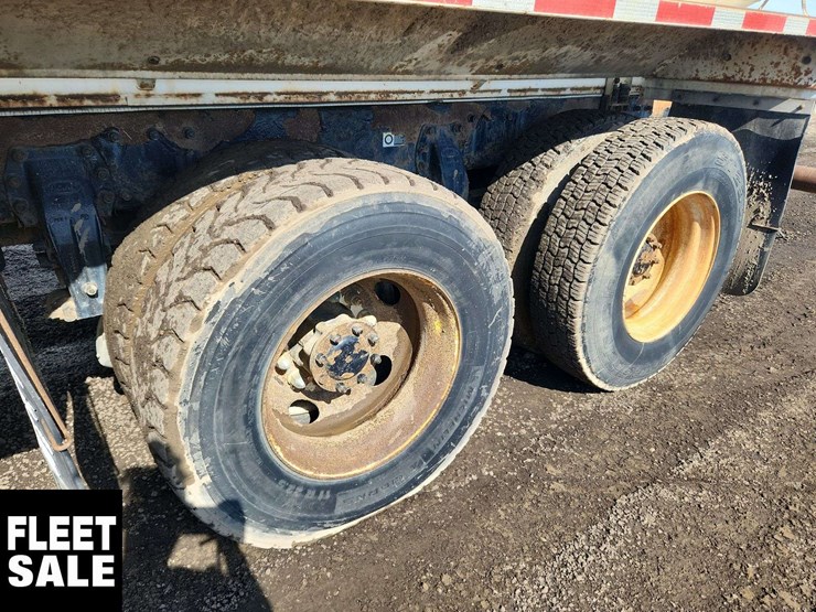 2004-peterbilt-330-image-29