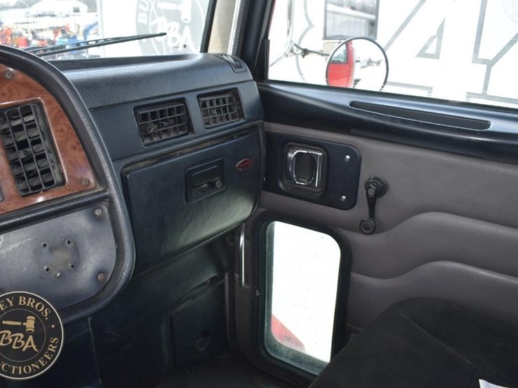 2005-peterbilt-385-image-43