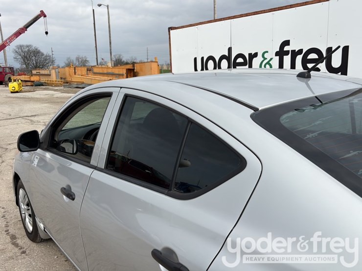 2015-nissan-versa-image-15