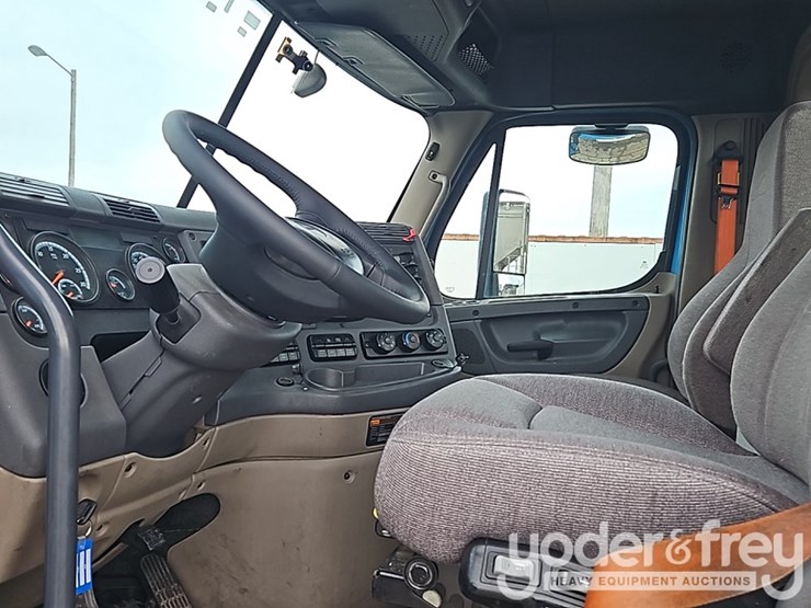 2016-freightliner-cascadia-113-image-30