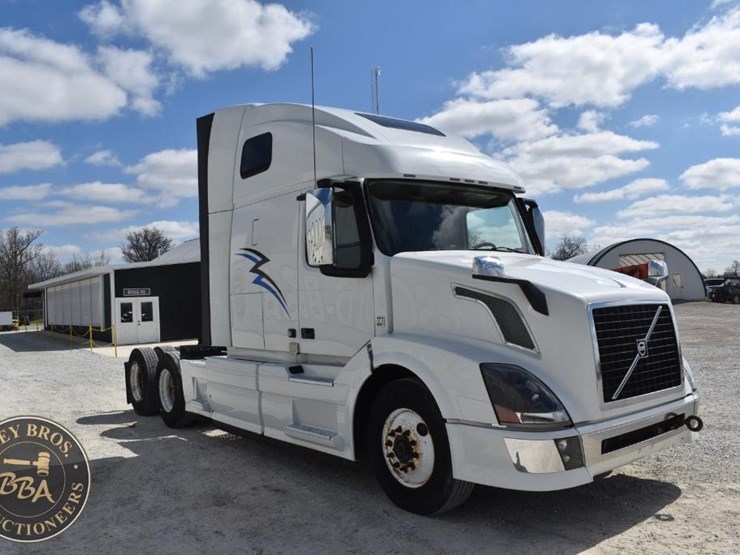 2015-volvo-vnl64t670-image-10