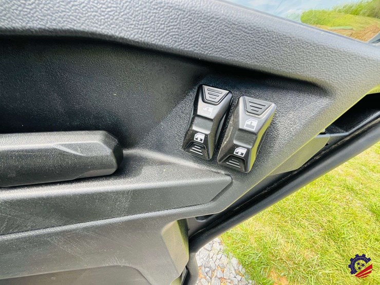 2026-can-am-defender-limited-hd11-triple-image-51