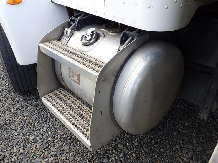 2010-peterbilt-337-image-22