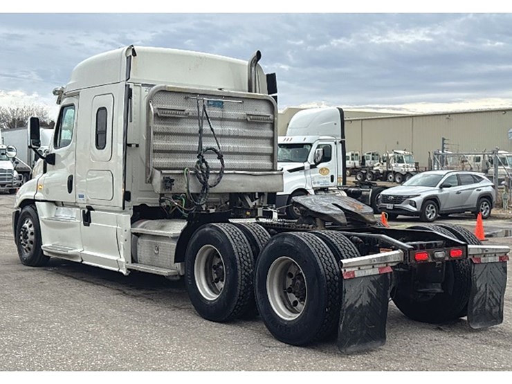 2019-freightliner-cascadia-125-image-2