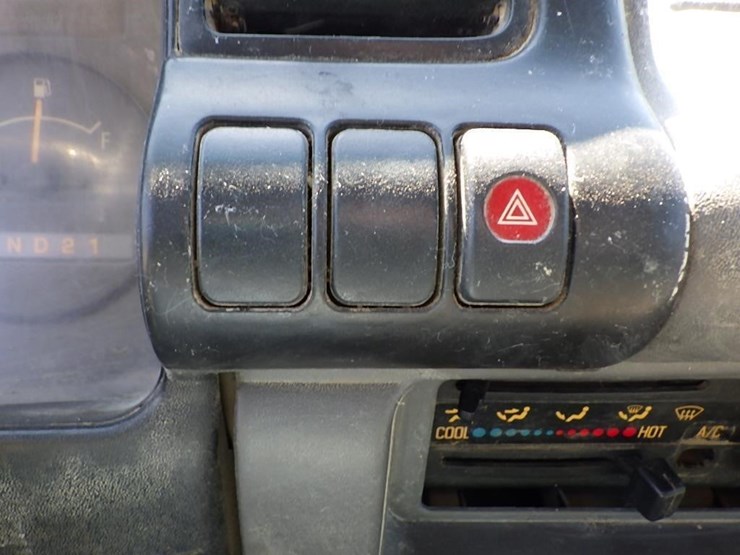 2000-isuzu-nqr-image-33