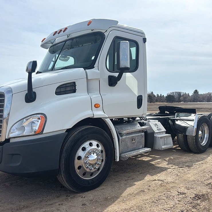 2016 FREIGHTLINER CASCADIA 113