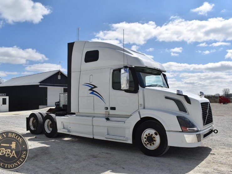 2015-volvo-vnl64t670-image-9