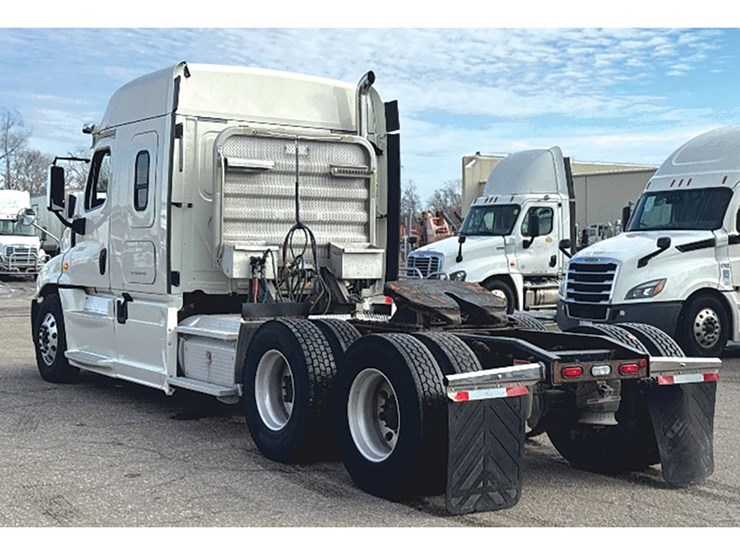 2019-freightliner-cascadia-125-image-2