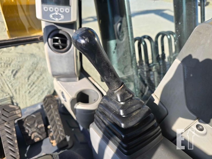 2017-caterpillar-326fl-image-16