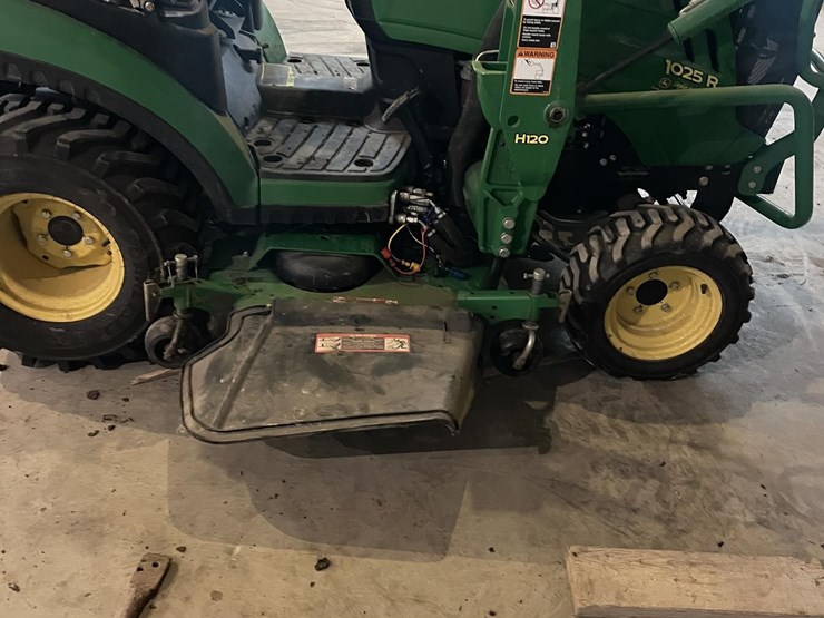 2017-john-deere-1025r-image-3