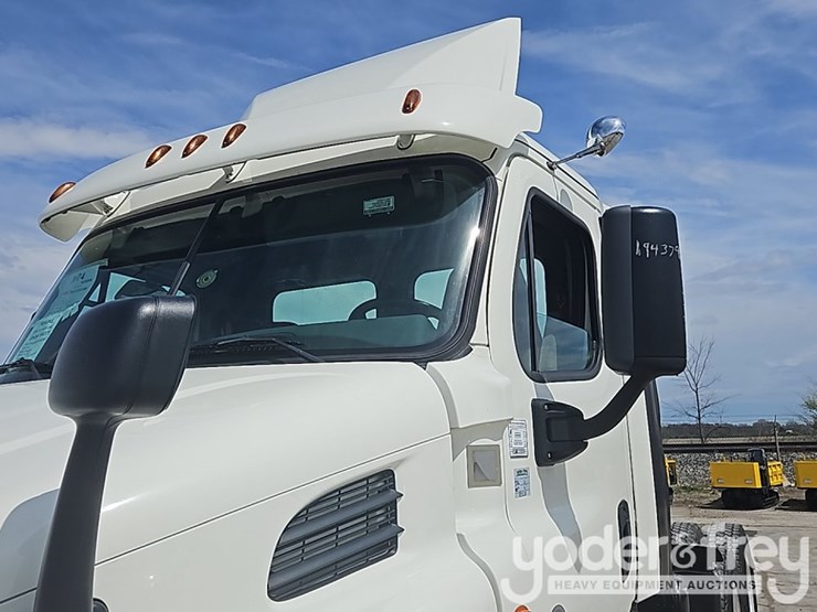 2017-freightliner-cascadia-113-image-7