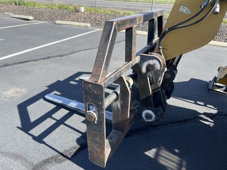 2013-caterpillar-th560b-image-12