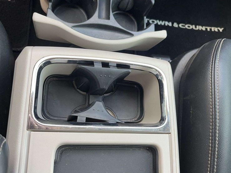 2012-chrysler-town-&-country-image-12