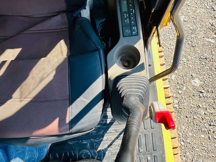 2015-komatsu-pc210-lc-image-12