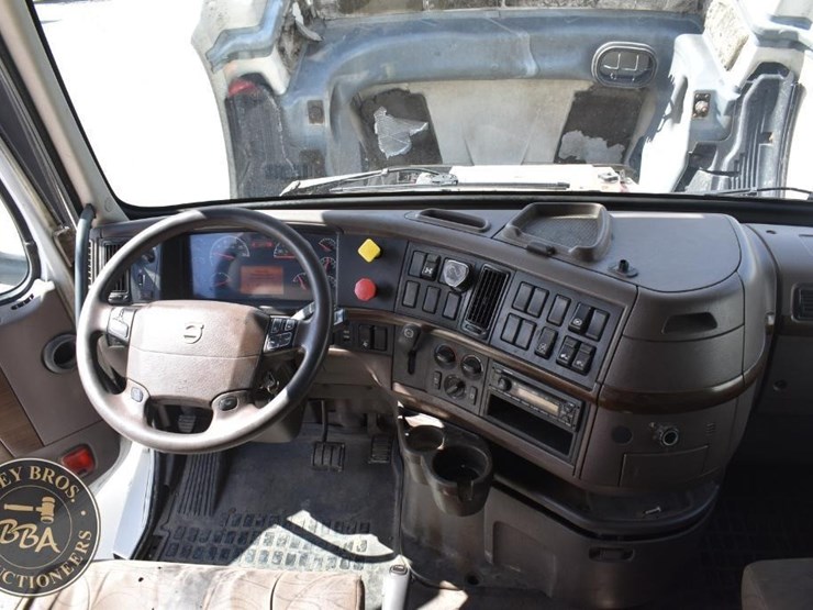 2015-volvo-vnl64t670-image-51