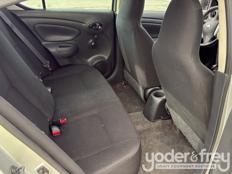 2015-nissan-versa-image-25