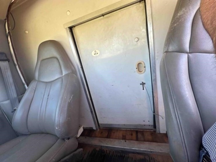 2001-gmc-3500-image-36