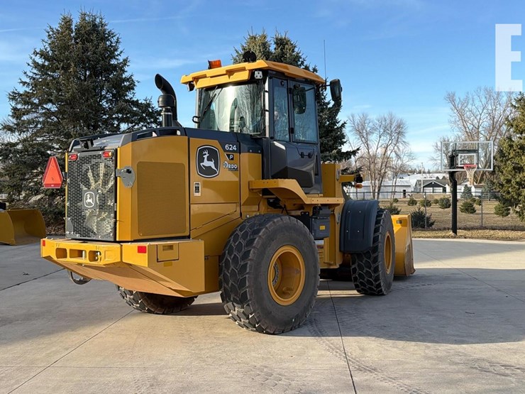 2024-deere-624-p-tier-image-3