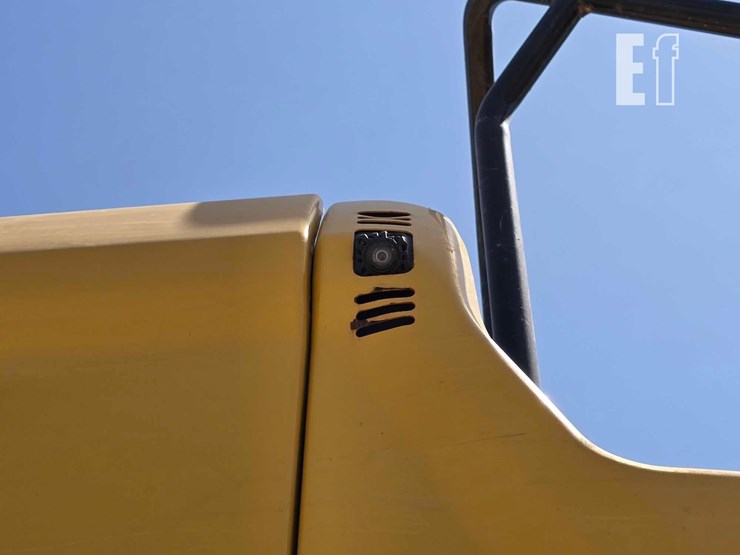 2020-caterpillar-326-image-23