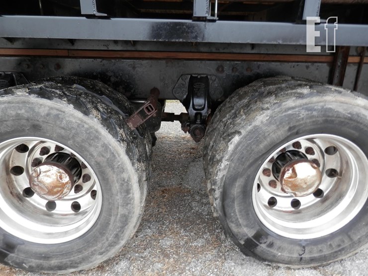 1999-peterbilt-385-image-11