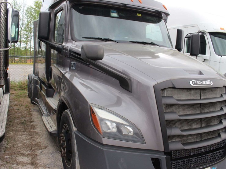 2020-freightliner-cascadia-126-image-2