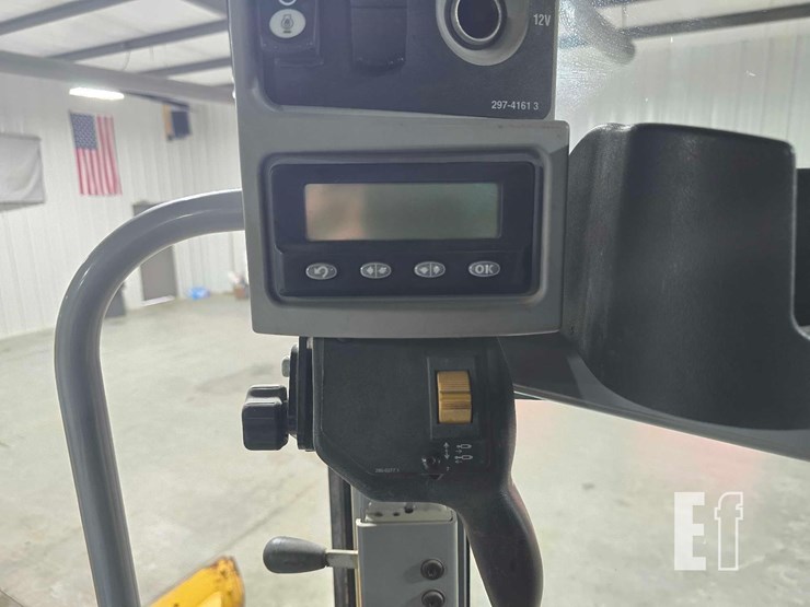 2012-caterpillar-140m2-image-21