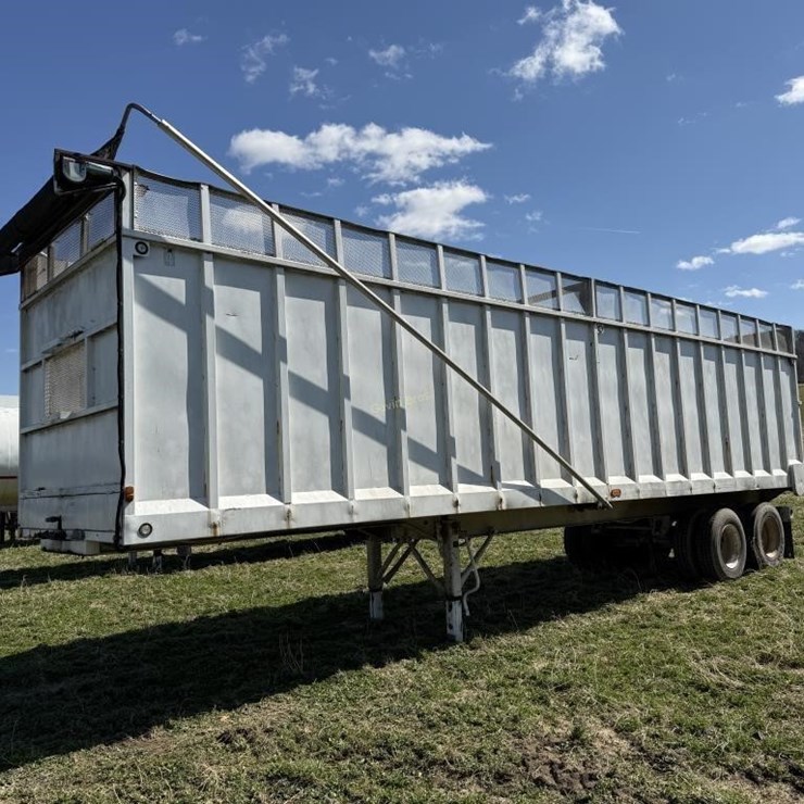 2002 Great Lakes/Gruetts 36’ silage trailer