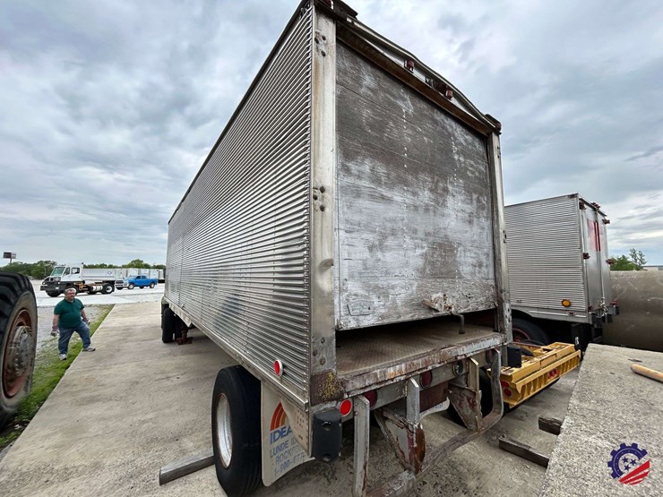 antique-bullnose-28ft-s/a-pup-trailer-image-3