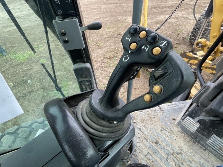 2018-caterpillar-12m3-awd-image-45