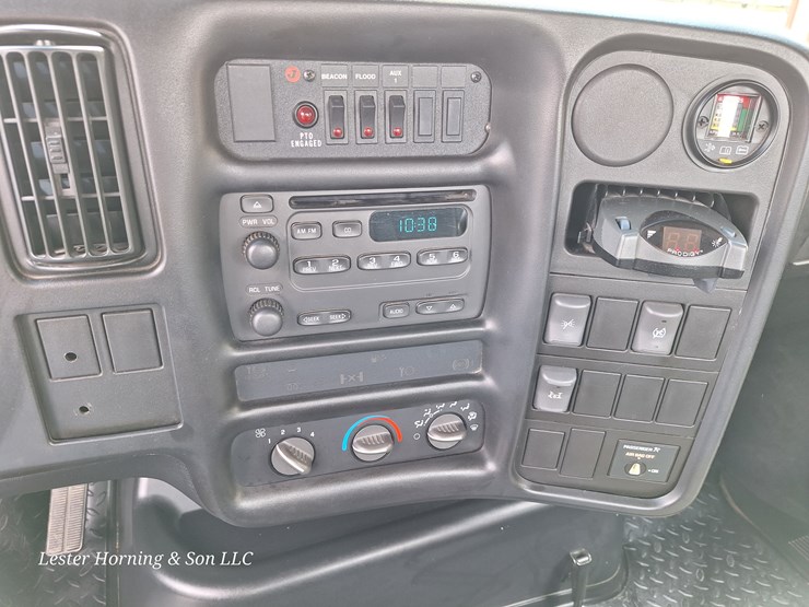 2004-gmc-topkick-image-15