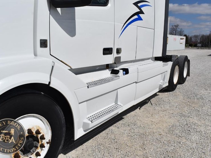 2015-volvo-vnl64t670-image-12