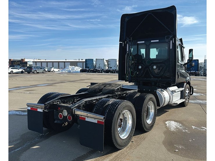 2022-freightliner-cascadia-116-image-2