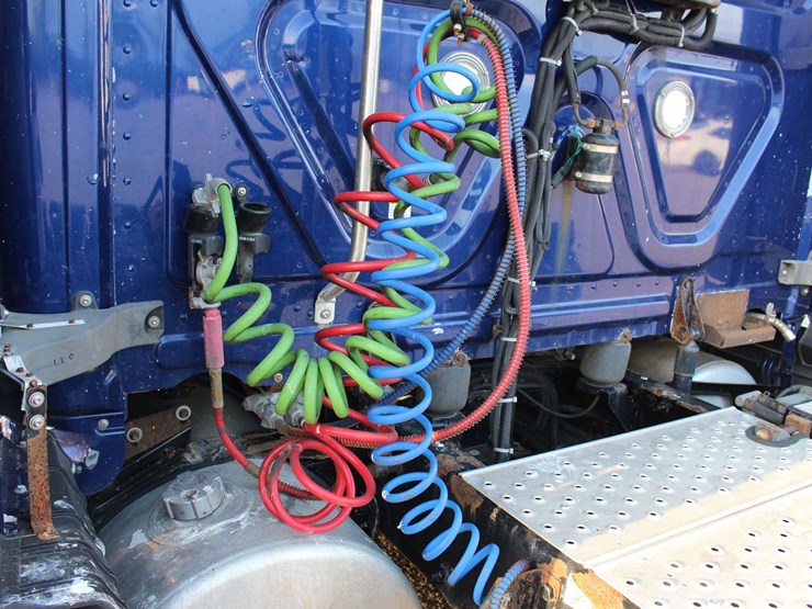 2018-freightliner-cascadia-126-image-56