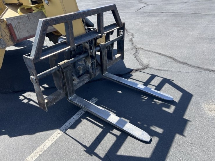 2013-caterpillar-th560b-image-10