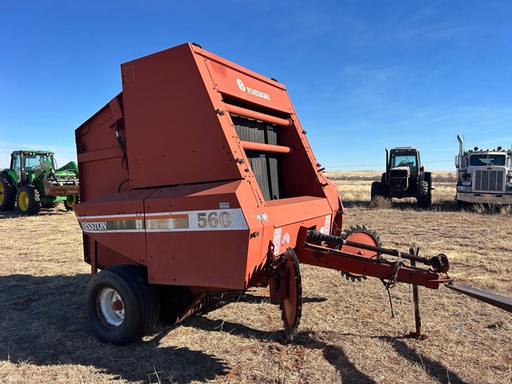 hesston-560-image-15